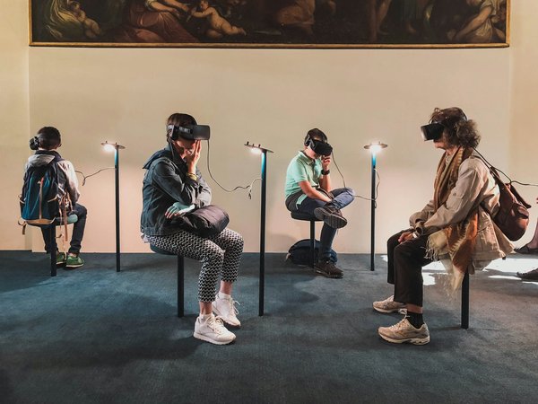 Comment un jeu de tir à la première personne peut-il utiliser la réalité virtuelle pour créer des expériences immersives?